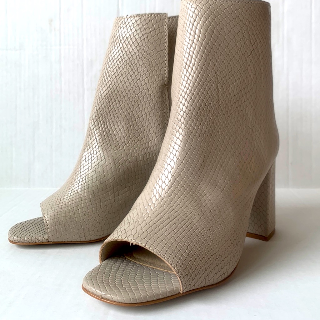 Matisse Melaney Ivory/Taupe Snake Open-Toe Bootie Euc!! Size 7